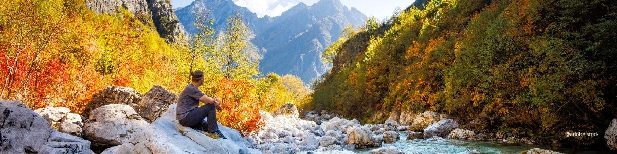 randonneur dans les alpes albanaises